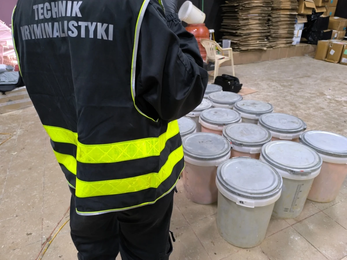 Policjanci z Otwocka (woj. mazowieckie) zlikwidowali nielegalną fabrykę farmaceutyków i zatrzymali dwóch mężczyzn w wieku 28 i 31 lat. Obaj na trzy miesiące trafili do aresztu.
