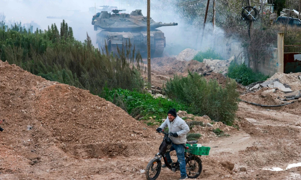 "Na okupowanym Zachodnim Brzegu od ponad miesiąca trwa intensywna operacja antyterrorystyczna Izraela" - poinformował minister obrony Israel Kac. Ogłosił, że z objętych działaniami terenów przesiedlono już 40 tys. Palestyńczyków. Armia potwierdziła, że po raz pierwszy od 2002 r. skierowała tam czołgi.