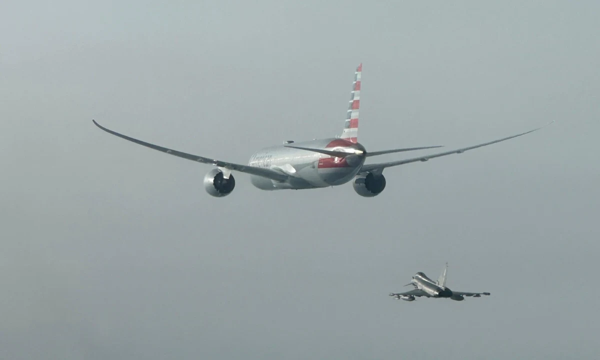 Lecący w niedzielę z Nowego Jorku do Delhi samolot linii lotniczych American Airlines z powodu alarmu bombowego musiał lądować na rzymskim lotnisku Fiumicino. Finalnie zagrożenia nie stwierdzono. Maszynę przez jakiś czas eskortowały dwa myśliwce Eurofighter Typhoon Włoskich Sił Powietrznych.