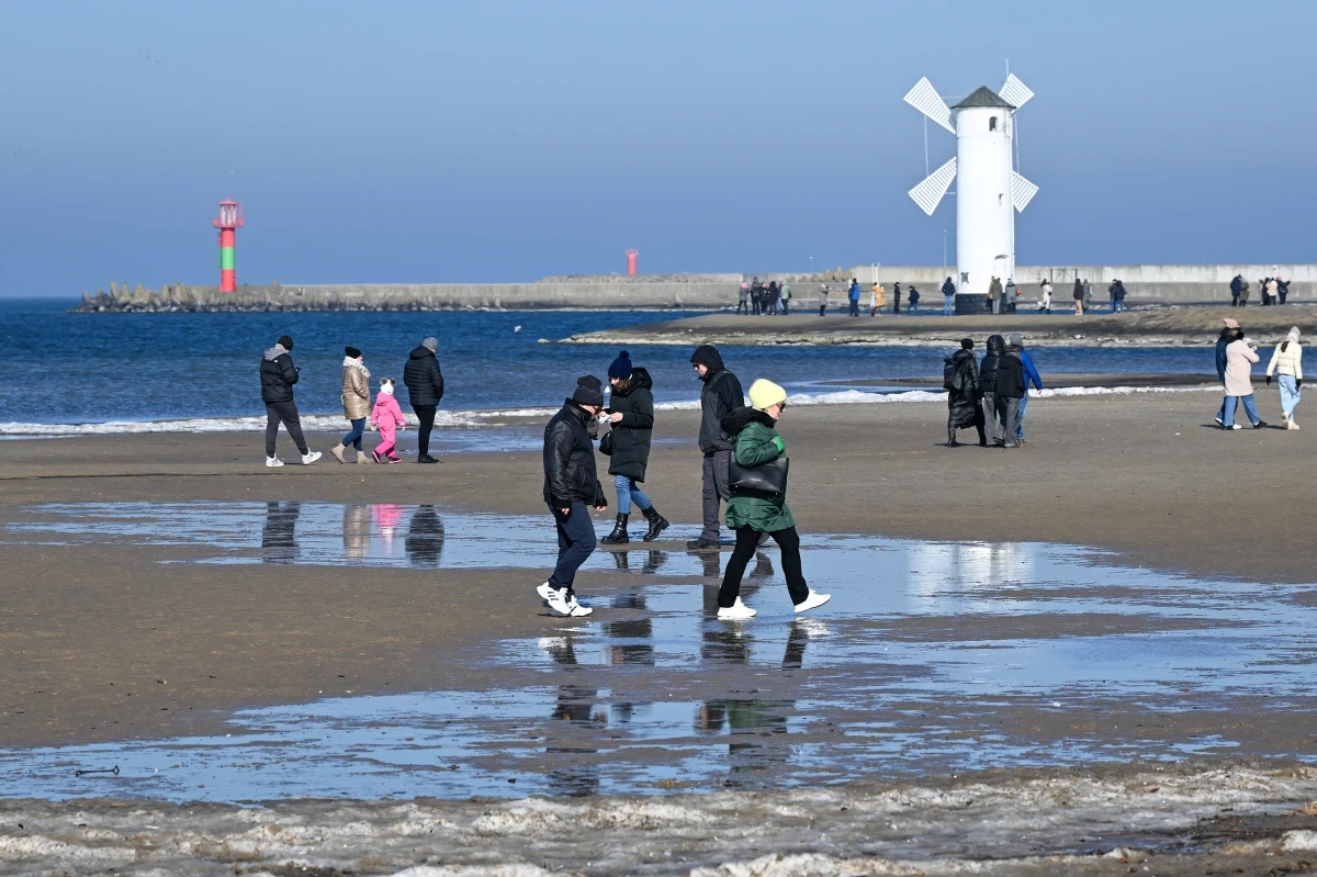 Jaką pogodę przyniesie nam ostatni tydzień lutego? Instytut Meteorologii i Gospodarki Wodnej zapowiada kilka dni z wiosenną, przekraczającą 10 stopni temperaturą. Przydadzą się też parasole, a pod koniec tygodnia trzeba spodziewać się nie tylko deszczu, ale również deszczu ze śniegiem. 