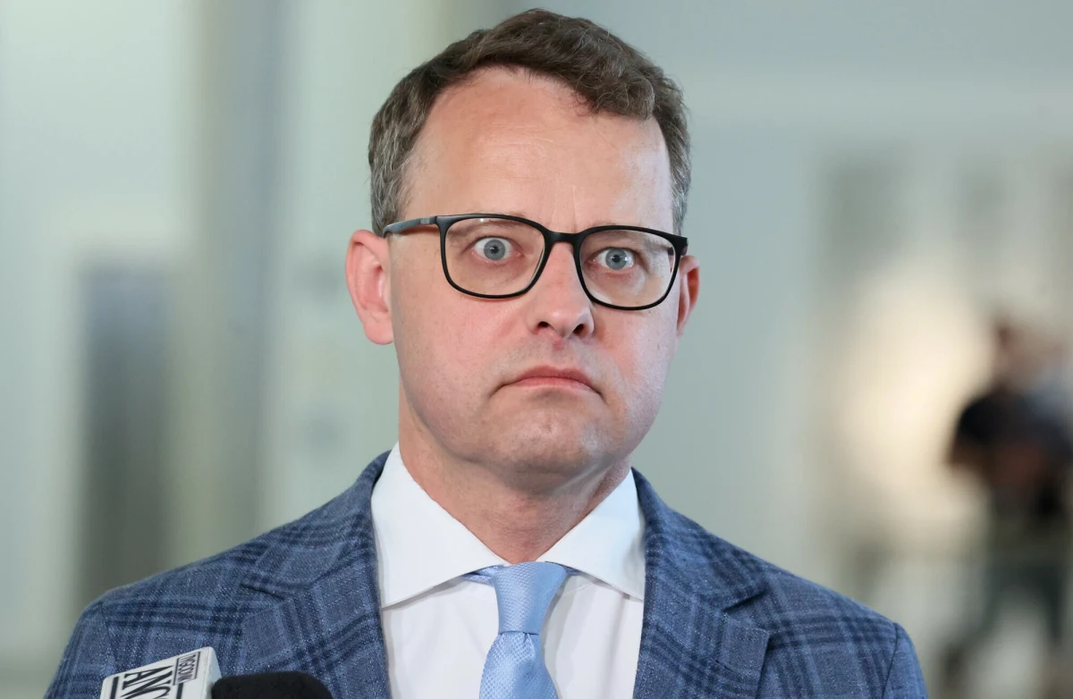 ​Interpol zwrócił się do polskiej prokuratury o uzupełnienie wniosku dotyczącego wystawienia czerwonej noty wobec byłego wiceministra sprawiedliwości Marcina Romanowskiego - dowiedział się reporter RMF FM. Polscy śledczy chcą międzynarodowego ścigania polityka PiS, który ma usłyszeć zarzuty w aferze Funduszu Sprawiedliwości.