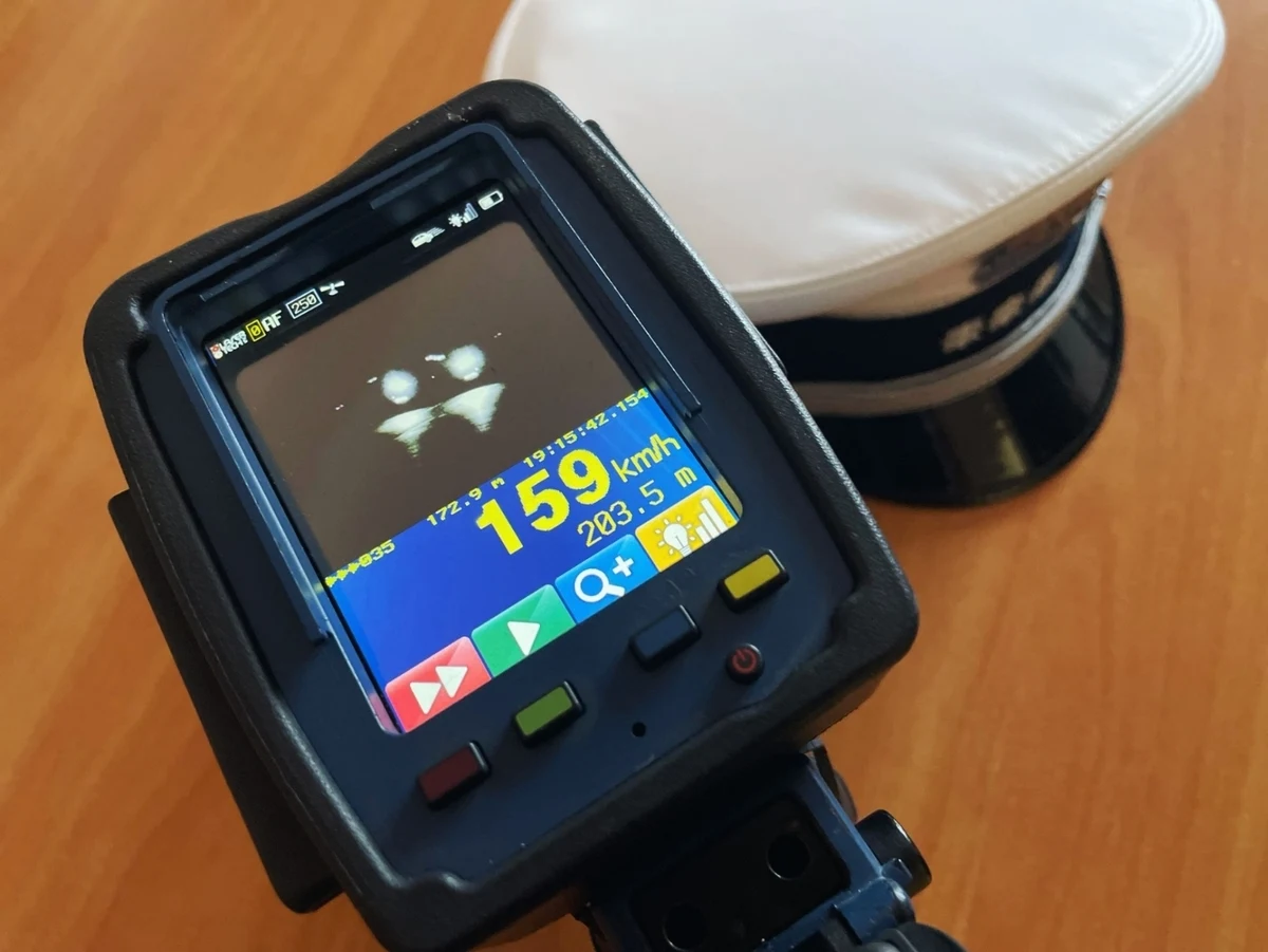 Mandatem w wysokości 2500 zł został ukarany 27-latek, który pędził przez centrum Skierniewic (woj. łódzkie) z prędkością 159 km/h. Policja informuje, że mężczyzna odwoził kolegów ze spotkania.