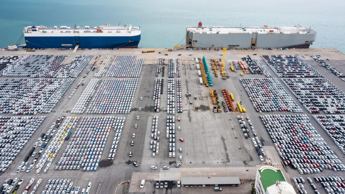 Import samochodów z USA od lat zyskuje na popularności w Polsce – każdego roku trafia do nas od 50 do 60 tysięcy pojazdów, a liczba ta nieustannie rośnie. Atrakcyjne ceny, bogate wyposażenie i unikalne modele to główne powody, dla których Polacy decydują się na sprowadzenie auta zza oceanu. Jednak warto pamiętać, że aż 97% sprawdzanych w autoDNA samochodów z USA miało różnego rodzaju uszkodzenia, co czyni dokładną weryfikację historii pojazdu kluczowym krokiem przed zakupem.