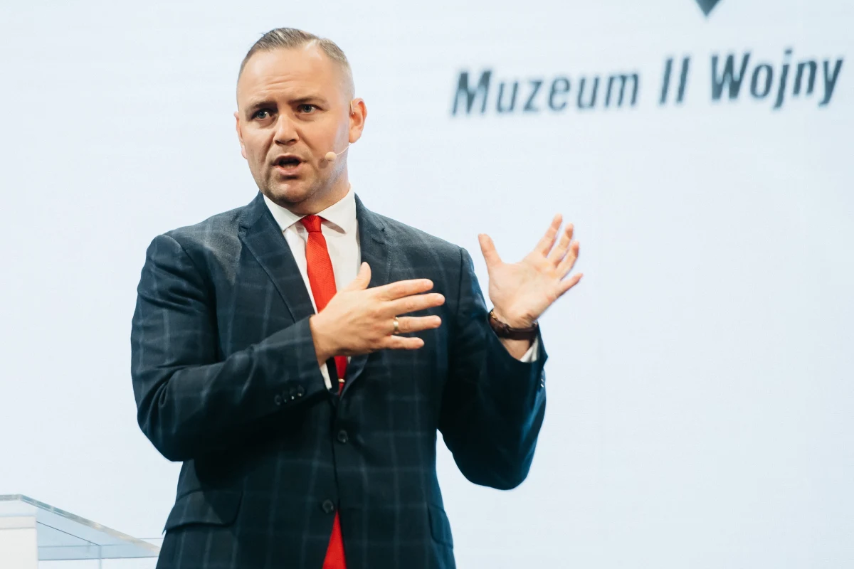 Prokuratura Okręgowa w Gdańsku wszczęła śledztwo w sprawie przekroczenia uprawnień przez dyrektorów Muzeum II Wojny Światowej w Gdańsku poprzez dopuszczenie do nieodpłatnego korzystania z pokoi i apartamentów należących do placówki. To pokłosie medialnych doniesień, iż Karol Nawrocki - jako szef MIIWŚ - przez ponad pół roku korzystał z apartamentu deluxe w muzealnym kompleksie hotelowym, choć mieszka ledwie 5 km od niego, i za pobyt nie zapłacił. Karol Nawrocki obecnie jest prezesem IPN, startuje w wyborach na prezydenta Polski z poparciem PiS.