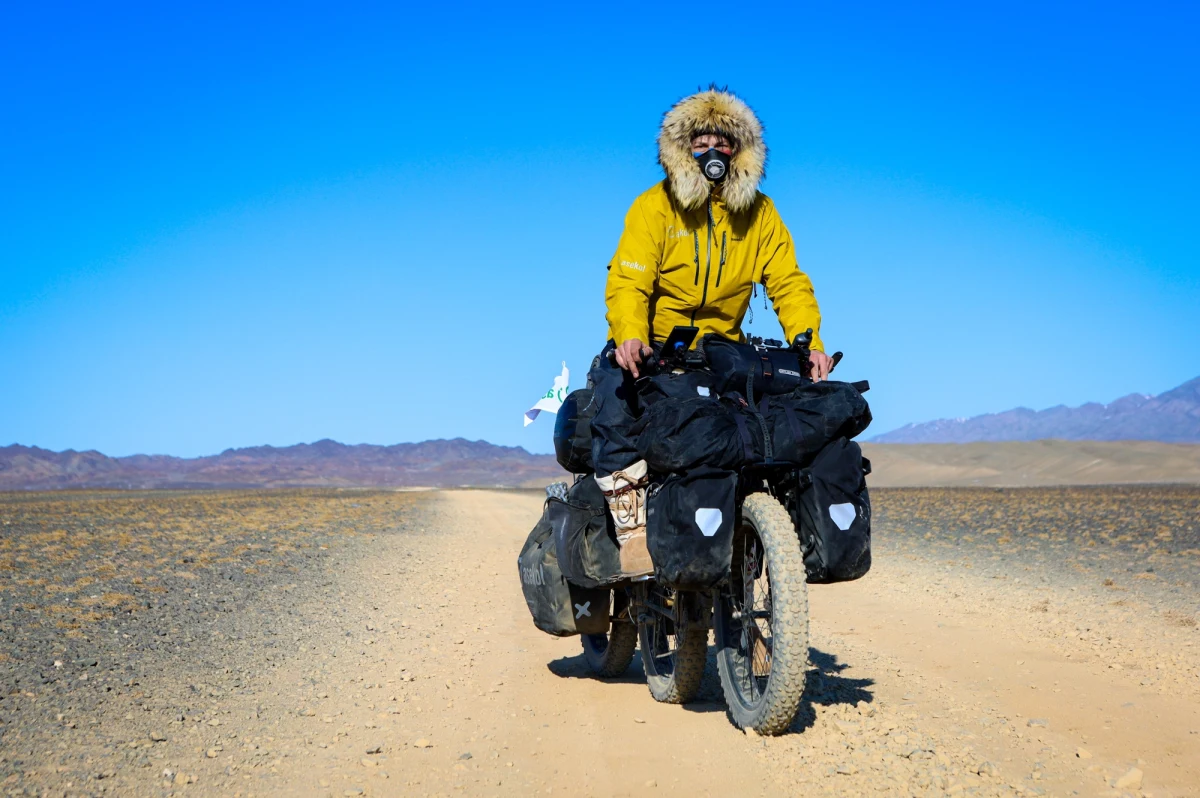 Wpychał już rower na wysokie przełęcze i zdążył zrozumieć, co to znaczy próbować przejechać tę pustynię w zimie. Mateusz Waligóra kontynuuje samotną jazdę przez mongolską część Gobi. Najtrudniejszy etap wyprawy wciąż przed nim.