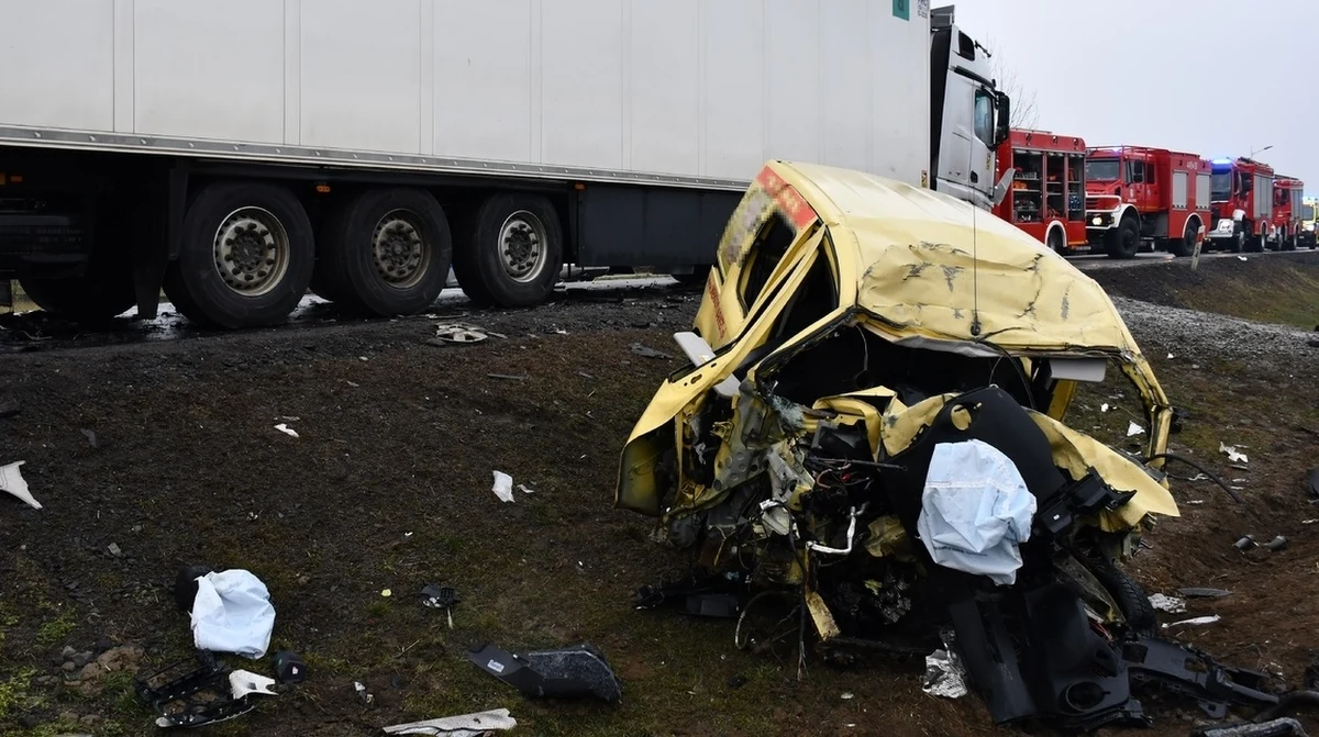 47-letni mężczyzna zginął w wypadku na drodze krajowej nr 73 w Kołaczycach na Podkarpaciu. To kierowca auta osobowego, które zderzyło się z dwoma ciężarówkami. 