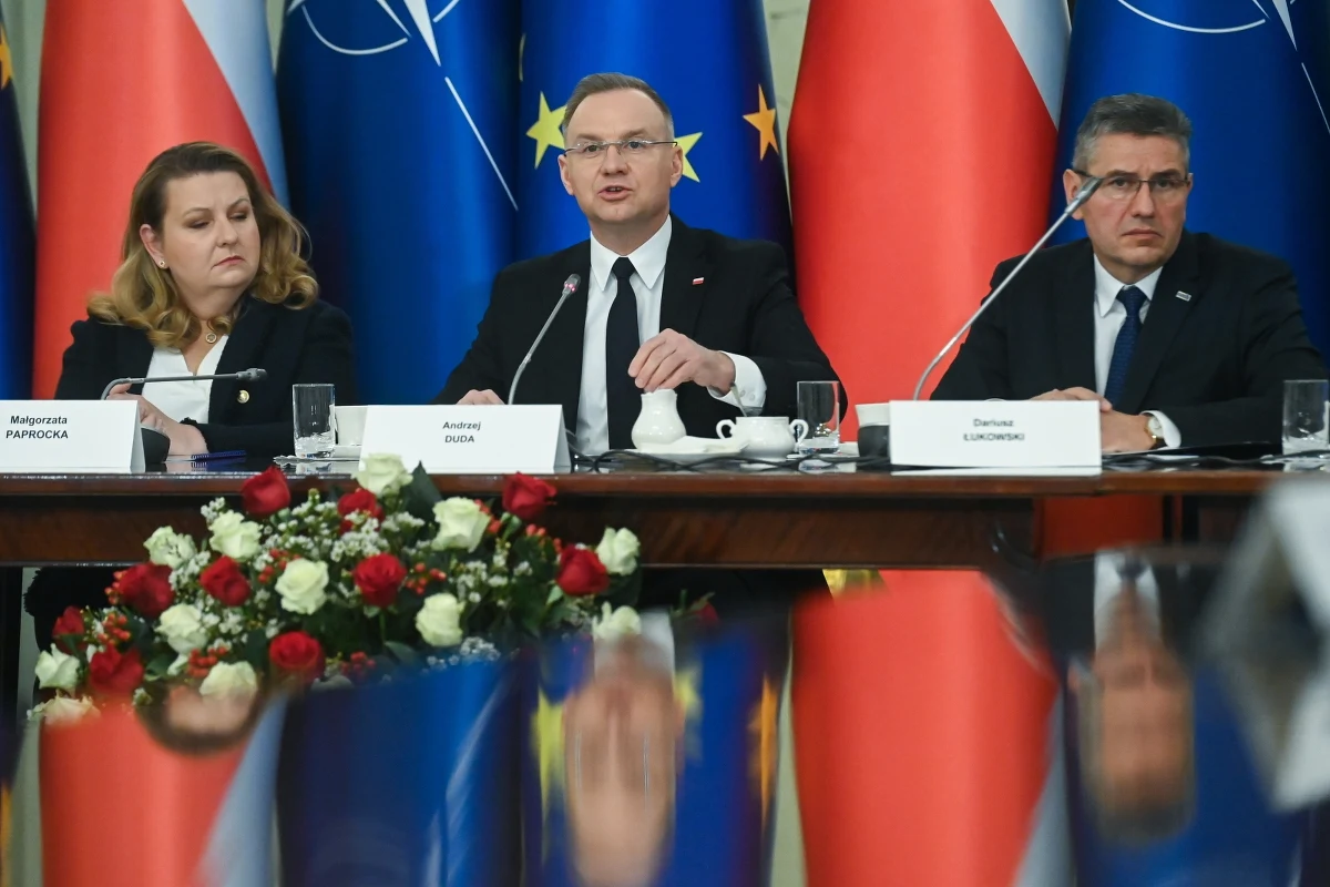 "Spotykamy się wtedy, gdy pojawiły się perspektywy na zakończenie wojny, a przynajmniej na wynegocjowanie jakiegoś rozejmu" - powiedział prezydent Andrzej Duda, otwierając posiedzenie Rady Bezpieczeństwa Narodowego. W poniedziałek mijają trzy lata od ataku Rosji na Ukrainę.