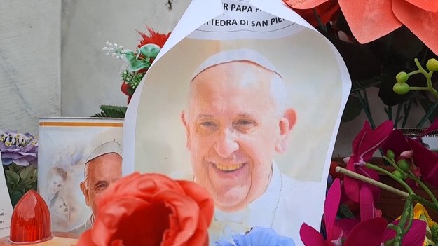 Watykan poinformował, że papież Franciszek odpoczywa po spokojnej nocy w Poliklinice Gemelli. W jedno jednozdaniowym oświadczeniu podano, że ''noc minęła dobrze, papież spał i nadal odpoczywa''. Poniedziałek jest dziesiątym dniem hospitalizacji 88-letniego Franciszka, który trafił tam z powodu złożonej infekcji płuc, która z kolei wywołała wczesne stadium niewydolności nerek. W niedzielę wieczorem lekarze przekazali, że badania krwi wykazały wczesną niewydolność nerek, która była jednak pod kontrolą. Powiedzieli, że Franciszek pozostaje w stanie krytycznym, ale od soboty nie doświadczył pogorszenia stanu.