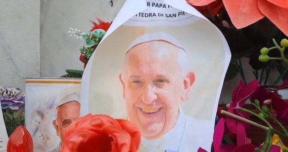 Papież Franciszek w stabilnym, ale przez cały czas krytycznym stanie