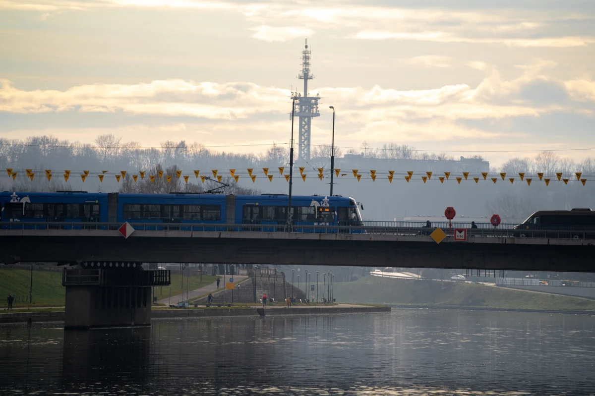 Pierwszy etap remontu Mostu Grunwaldzkiego rozpocznie się 10 maja i potrwa przynajmniej do wakacji. Ruch na moście zostanie całkowicie wyłączony - poinformował Zarząd Dróg Miasta Krakowa. W pobliżu Centrum Kongresowego ICE Kraków zostanie wybudowany tymczasowy przystanek, który umożliwi kursowanie tramwajów w obu kierunkach.  