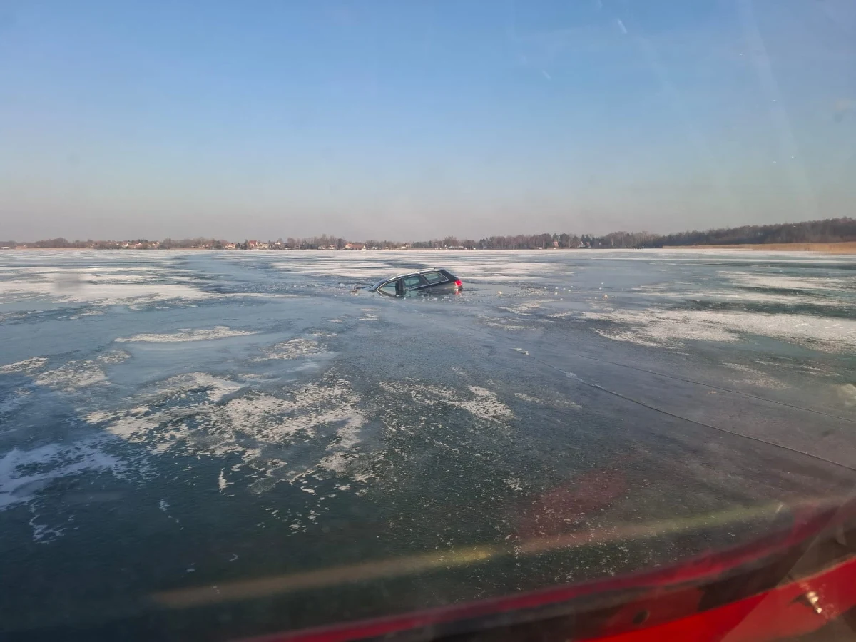 Około 900 metrów od brzegu jeziora Śniardwy na wysokości wsi Nowe Guty pod samochodem osobowym załamał się lód. Kierowca i pasażer samodzielnie opuścili pojazd i dotarli na ląd. Nie wiadomo, kiedy auto zostanie wyciągnięte. Niewykluczone, że będzie tkwiło w lodzie do wiosny.