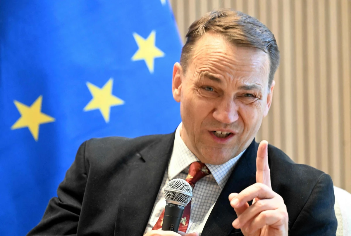 Irańskie MSZ ostro zareagowało na słowa Radosława Sikoskiego, który oskarżył Iran o dostarczanie Rosji dronów i rakiet wykorzystywanych podczas inwazji na Ukrainę. Na dywanik wezwany został charge d'affaires RP w Teheranie, Marcin Wilczek.