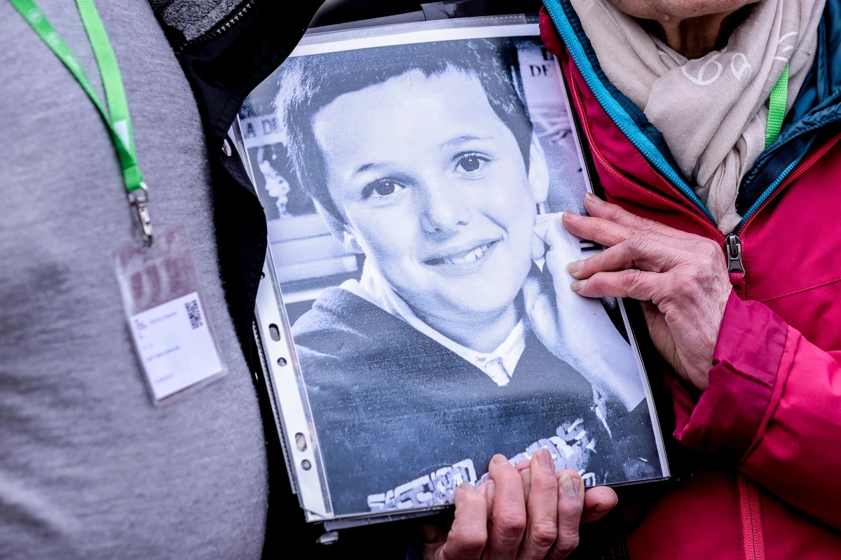 We Francji ruszył proces w przerażającej sprawie Joela Le Scouarneca. Były lekarz miał wykorzystać seksualnie blisko 300 dzieci, będących jego pacjentami. To najważniejsza we Francji sprawa dotycząca pedofilli. Średnia wieku ofiar to 11 lat.