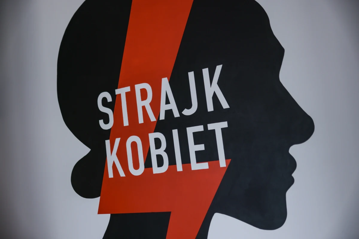 Zarzut przekroczenia uprawnień usłyszał były zastępca komendanta stołecznego policji Marek Ch. Chodzi o sprawę zatrzymania pięciu osób, które jechały z Poznania na Strajk Kobiet.