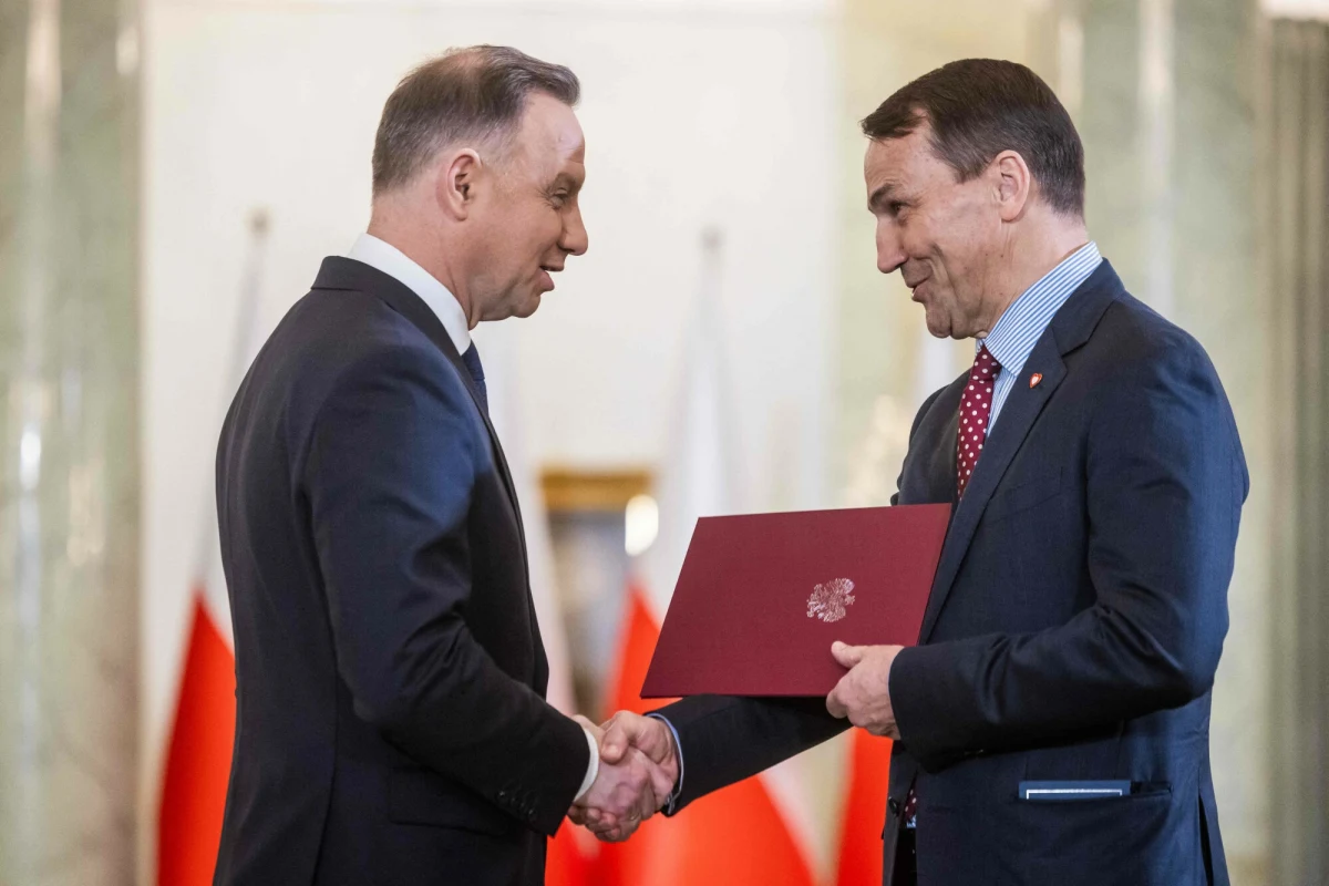 Andrzej Duda poinformował, że jest porozumienie w sprawie polskich ambasadorów. "Szef MSZ Radosław Sikorski przywraca standardową procedurę, która rozpoczyna się od wstępnej akceptacji kandydatury przez prezydenta" - powiedział prezydent.