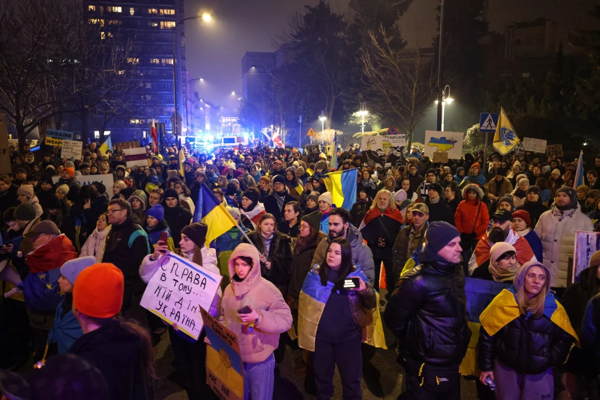 Kilkaset osób przeszło ulicami Warszawy w marszu pod hasłem "Dziękujemy, Ukraino!". Uczestnicy wyruszyli w poniedziałek wieczorem sprzed ambasady Ukrainy przed Sejm. Nieśli ze sobą flagi Polski i Ukrainy, a także liczne transparenty w językach: ukraińskim, polskim i angielskim.