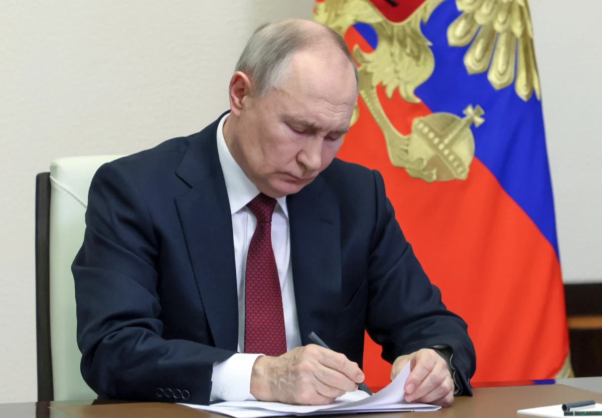 Europa przy stole negocjacyjnym ws. Ukrainy? "Nic złego" nie widzi w tym prezydent Rosji Władimir Putin. Lider Kremla mówił o tym w poniedziałek, zaznaczając jednocześnie, że "Bruksela wcześniej odmawiała dialogu z Moskwą". Putin zabrał też głos m.in. w temacie obniżenia wydatków na obronność.