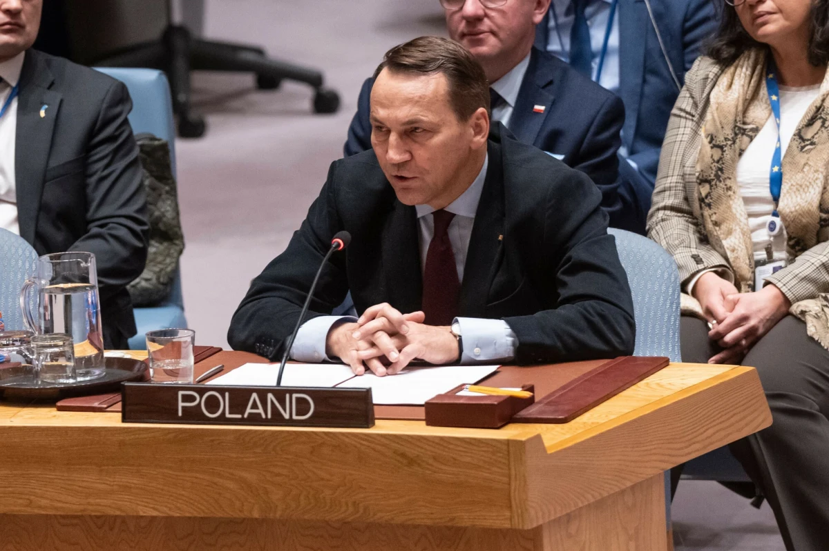 "My, jako Europejczycy, będziemy nadal stać ramię w ramię z Ukrainą, aby osiągnąć sprawiedliwy i trwały pokój. Pokój poprzez siłę, bo tylko taki szanuje Kreml" - powiedział szef MSZ Radosław Sikorski podczas przemówienia w Radzie Bezpieczeństwa ONZ. Swoje wystąpienie wygłosił w imieniu Unii Europejskiej.