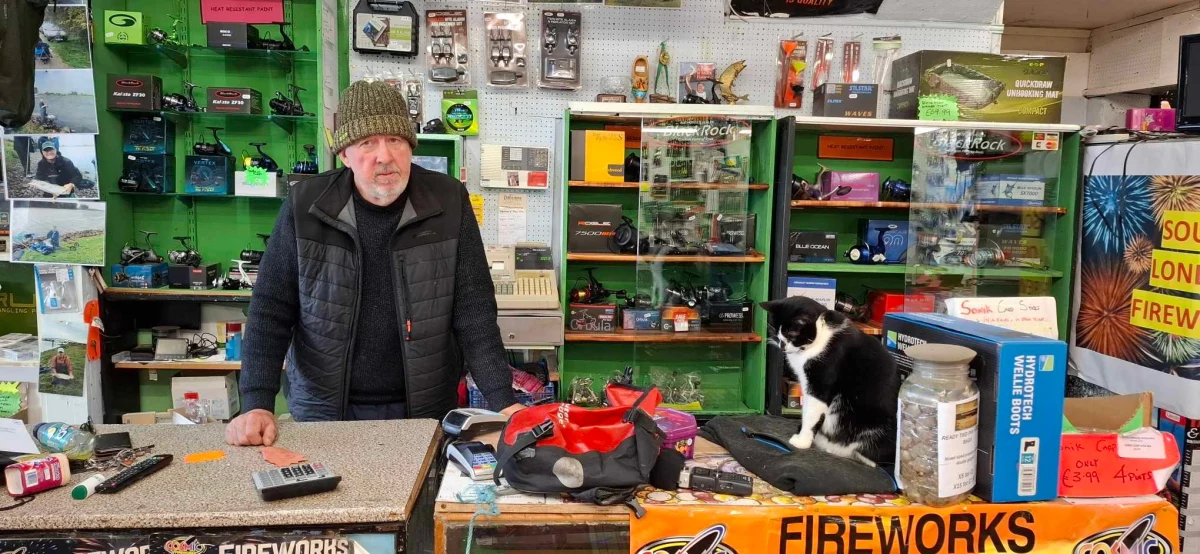 Coraz więcej Brytyjczyków zaczyna wędkować. Jak donoszą media na Wyspach Brytyjskich, w ciągu ostatnich kilku lat wydano tam setki tysięcy jednorazowych licencji. Powodów tego renesansu jest wiele, a wśród nich coraz bardziej nerwowe życie - wojna w Ukrainie czy inne zawirowania polityczne. Nasz korespondent Bogdan Frymorgen odwiedził jeden ze sklepów wędkarskich w południowo-wschodnim Londynie. Pan Tony Mayer prowadzi go od ponad 30 lat. Jak każdy miłośnik wędkowania, ma wiele historii do opowiedzenia. "Kilka miesięcy temu mój przyjaciel złowił największego karpia w historii tego kraju, wprawdzie nie udało mu się tego dokonać na Wyspach, lecz na Węgrzech, ale ta sztuka ważyła 102 funty, czyli ponad 46 kilogramów" - mówi w rozmowie z korespondentem RMF FM.