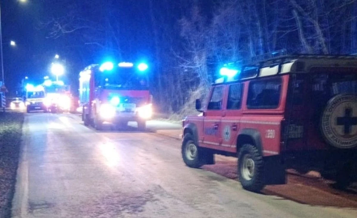 Młody motocyklista pomimo prawie godzinnej resuscytacji zginął na miejscu - to tragiczny finał wypadku, do którego doszło w poniedziałek wieczorem we wsi Wawrzeńczyce w powiecie wrocławskim na Dolnym Śląsku. Tamtejsze WOPR poinformowało, że dwudziestokilkulatek nagle stracił panowanie nad jednośladem i uderzył w znak drogowy.