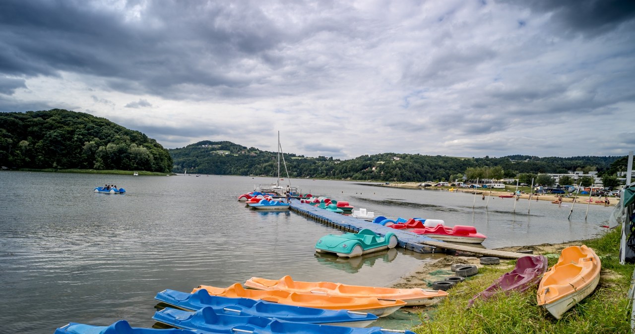 Małopolskie jezioro z nowymi atrakcjami. Plaża i molo z widokiem na Małpią Wyspę