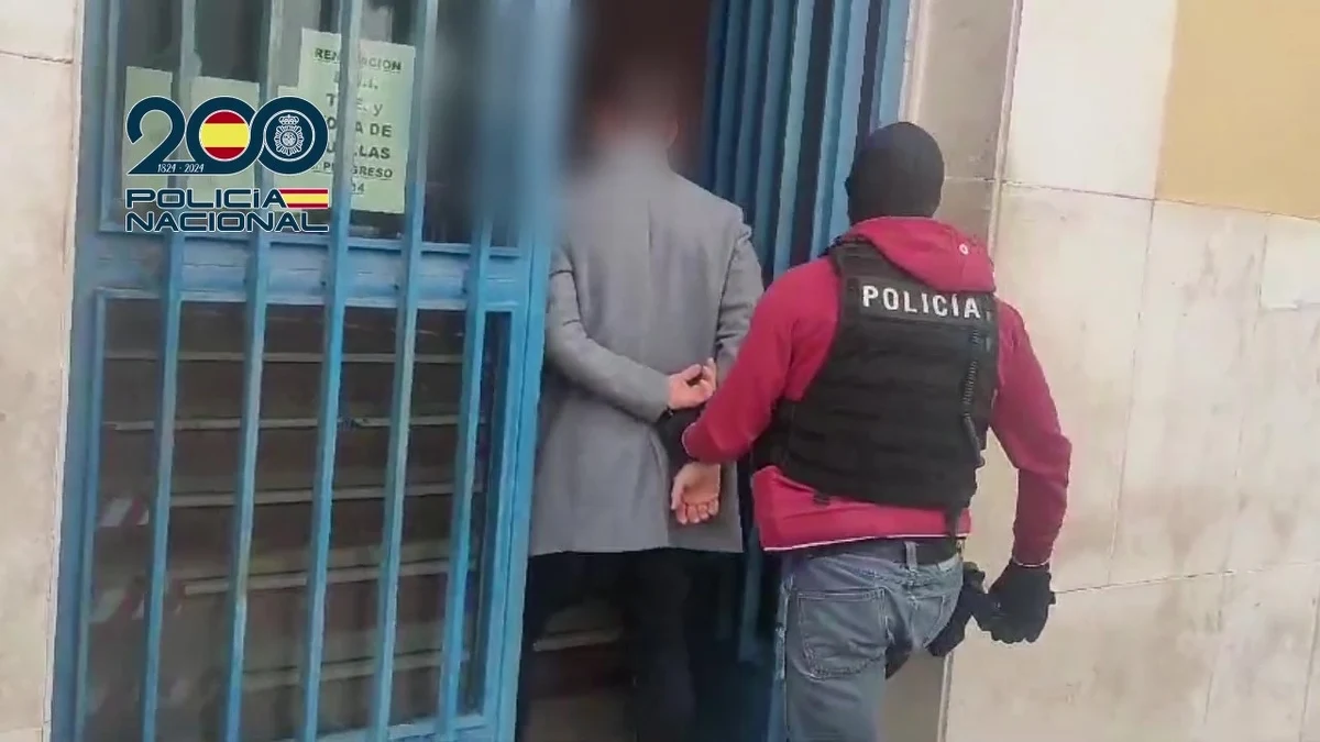 Rafał Z. ps. "Kojot" po 22 latach poszukiwań wpadł w ręce hiszpańskich policjantów. Mężczyznę podejrzanego o szereg bardzo poważnych przestępstw, w tym zabójstwo, udało się zatrzymać przy współpracy wrocławskich "łowców głów". Przestępca wpadł w Walencji, gdzie ukrywał się pod fałszywą tożsamością.