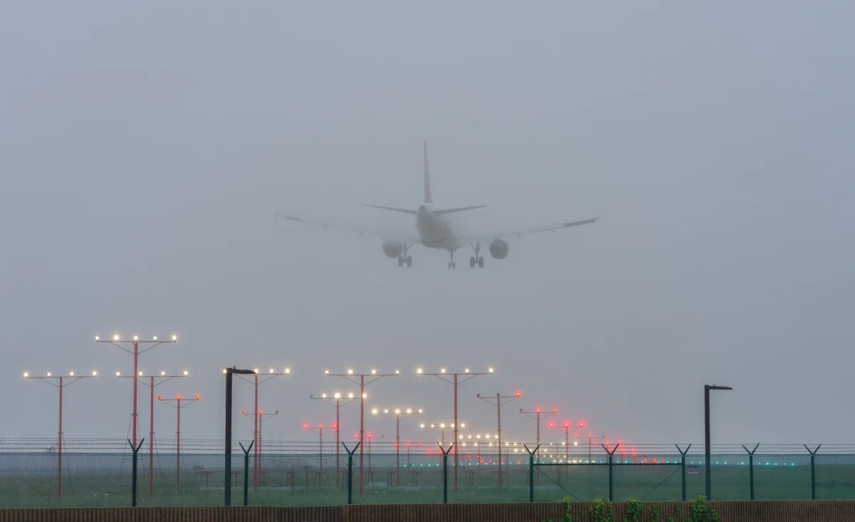 Duże utrudnienia miały miejsce na lotnisku w podkrakowskich Balicach. Z powodu gęstej mgły odwołano dziś pięć lotów, sporo było opóźnionych. Przed godz. 11:00 wznowiono odloty, a port znów przyjmuje zaplanowane rejsy.