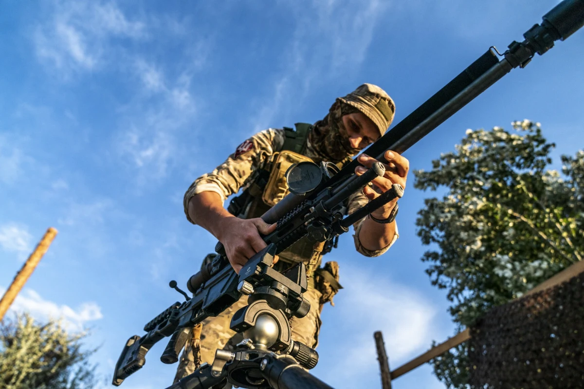 Bez amerykańskiej pomocy wojskowej Ukraina ma wystarczająco dużo broni, aby walczyć w obecnym tempie do lata - pisze "Wall Street Journal", powołując się na byłych i obecnych zachodnich urzędników. Po tym czasie Kijów może znaleźć się jednak w sytuacji, w której zabraknie mu amunicji i nie będzie mógł używać niektórych ze swoich najbardziej zaawansowanych broni.