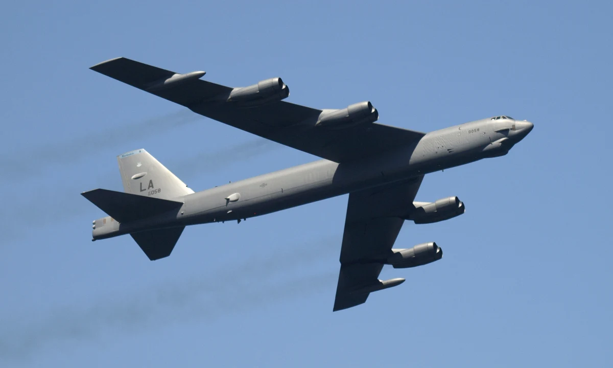 NATO urządziło swoisty pokaz siły. W poniedziałek, w trzecią rocznicę rosyjskiej inwazji na Ukrainę, w kierunku Rosji wysłano liczne samoloty, w tym bombowiec strategiczny dalekiego zasięgu, który jest zdolny przenosić ładunki jądrowe.