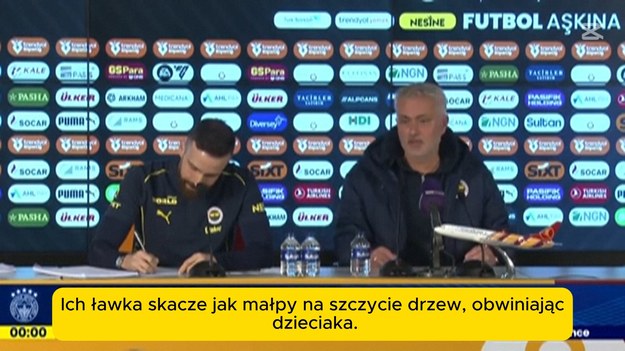 Galatasaray planuje wszcząć postępowanie karne przeciwko Jose Mourinho i złożyć skargę do organu zarządzającego piłką nożną po oskarżeniu trenera Fenerbahce o rasistowskie komentarze po meczu ligi tureckiej.

Po poniedziałkowym remisie 0-0 z Fenerbahce, liderzy ligi wydali oświadczenie, w którym ogłosili decyzję o podjęciu działań przeciwko Mourinho. 62-letni portugalski trener przeniósł się do Turcji z Romy w zeszłym roku, po okresie pracy w takich klubach jak Chelsea, Manchester United, Real Madryt i Inter Mediolan.

Mourinho został wcześniej w tym sezonie ukarany grzywną i zawieszony za krytykę lokalnych sędziów i ligi. Jego komentarze dotyczące tureckich sędziów i ławki rezerwowych Galatasaray po poniedziałkowym meczu wywołały dalszą krytykę.

W oświadczeniu Galatasaray stwierdził, że Mourinho „uporczywie wygłaszał obraźliwe oświadczenia skierowane do narodu tureckiego”. Klub ogłosił zamiar wszczęcia postępowania karnego w związku z rasistowskimi wypowiedziami Mourinho oraz złożenia oficjalnych skarg do UEFA i FIFA.

W wywiadzie po meczu Mourinho z zadowoleniem przyjął decyzję o zatrudnieniu zagranicznego sędziego na ten mecz i pochwalił Slavko Vincicia ze Słowenii za „świetny występ”. Mourinho powiedział, że poszedł podziękować sędziemu po meczu. Kiedy zobaczył czwartego sędziego — tureckiego arbitra — Mourinho powiedział mu: „Jeśli ty byś sędziował... byłaby katastrofa”.

Zapytany o incydent na początku meczu, Mourinho stwierdził, że turecki sędzia zareagowałby żółtą kartką „po tym, jak piłkarz się rzucił i jak ich ławka skakała jak małpy”.