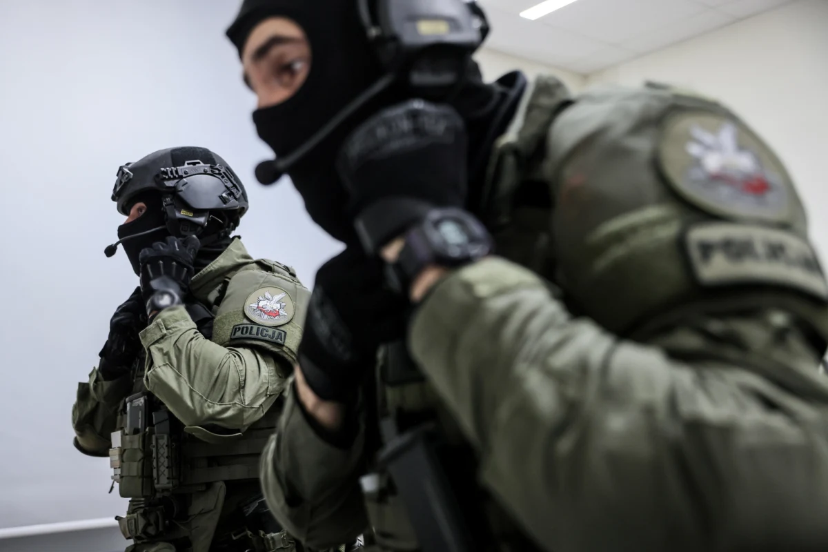 Mężczyznę posiadającego pornografię dziecięcą; kolejnego, poszukiwanego za zabójstwo, a także kobietę, ktora miała dopuścić się oszustwa - te osoby zatrzymali białostoccy "łowcy cieni", czyli funkcjonariusze ze specjalnego policyjnego Wydziału Poszukiwań i Identyfikacji Osób. O akcji na Podlasiu poinformowano we wtorek.