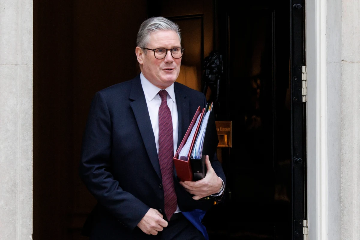 W poniedziałek Emmanuel Macron, a w najbliższy czwartek Keir Starmer. Brytyjski premier spotka się w Waszyngtonie z amerykańskim prezydentem Donaldem Trumpem. Media na Wyspach już teraz przygotowują Brytyjczyków na te rozmowy. 