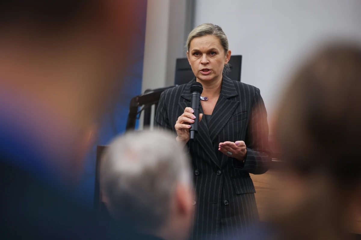 W przyszłym tygodniu do Sejmu trafi wniosek Prawa i Sprawiedliwości o wotum nieufności wobec minister edukacji Barbary Nowackiej - dowiedział się dziennikarz RMF FM Kacper Wróblewski. To pokłosie słów szefowej resortu o "polskich nazistach". Barbara Nowacka za te słowa przeprosiła, tłumacząc, że było to "przejęzyczenie". 