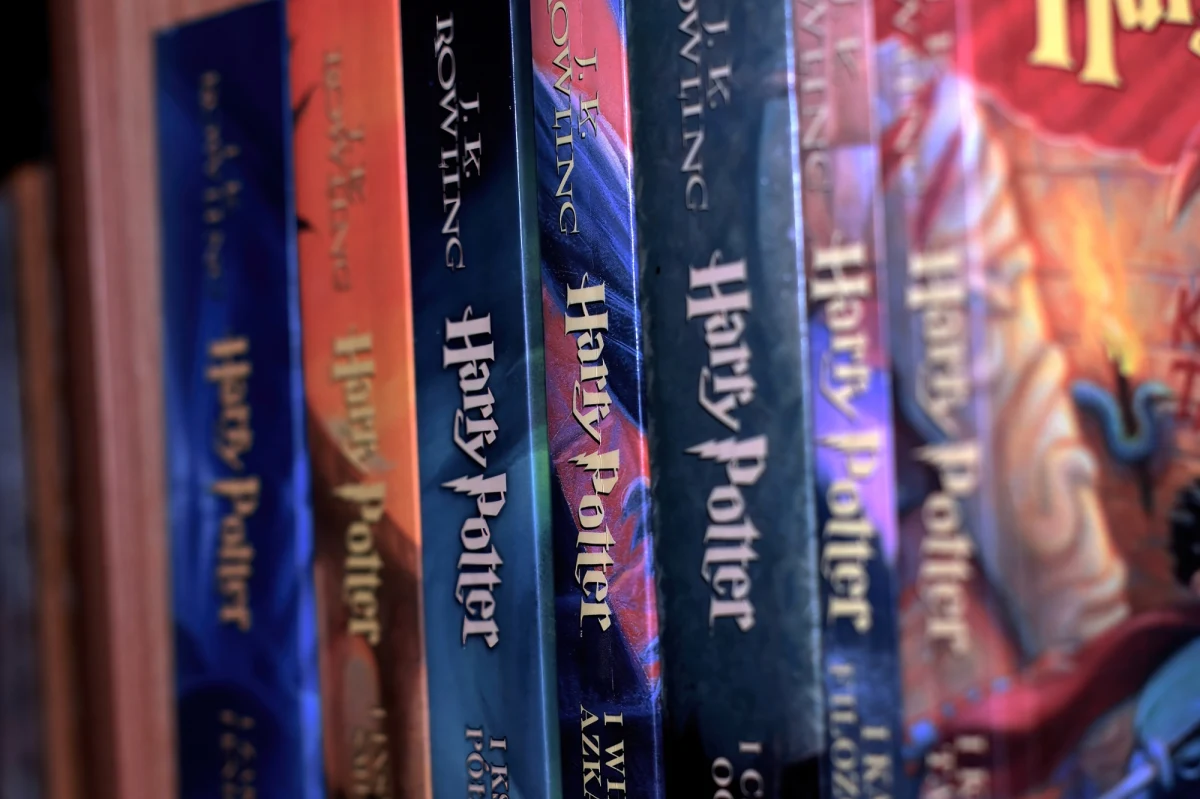 25 lat temu w Polsce ukazała się pierwsza część serii J.K. Rowling - „Harry Potter i Kamień Filozoficzny”. Poznańskie wydawnictwo Media Rodzin zapowiedziało jubileuszowe wznowienie powieści autorstwa J.K. Rowling.