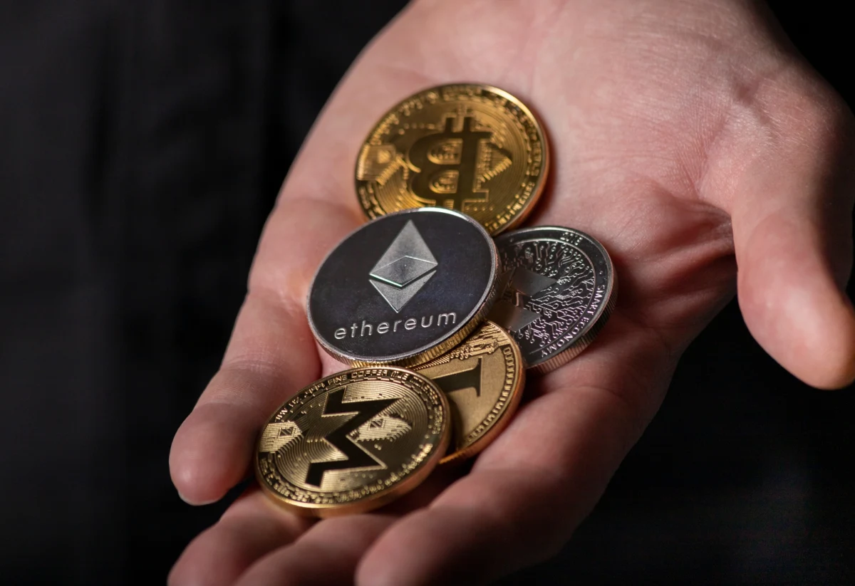 Nadszedł nie najlepszy czas dla kryptowalut. Próżno dziś już szukać śladów entuzjazmu związanego ze zmianą władzy w Białym Domu. Donald Trump, który obiecywał włączenie krypto do państwowych rezerw i uczynienie Ameryki "kryptostolicą świata", ma teraz inne zajęcia. Na domiar złego doszło do kolejnej, jeszcze większej niż wszystkie poprzednie, kradzieży kryptowalut z jednej z głównych giełd. 