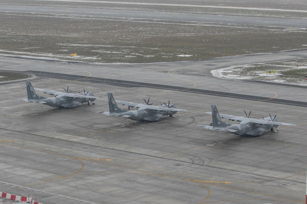 Musi być więcej lotnisk cywilnych użytkowanych także w celach wojskowych - mówił na konferencji prasowej minister obrony narodowej Władysław Kosiniak-Kamysz. Podkreślał, że każde lotnisko musi być w jakiś sposób dostosowane i przystosowane do zdolności współpracy i operowania z wojskiem.