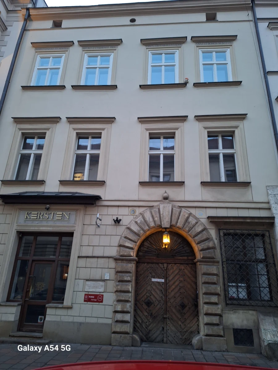 Wydarzenie bez precedensu w historycznym mieście Krakowie. Zacząłem tak górnolotnie, z wysokiego C, ale przekonacie się, że oficjalna uroczystość będzie początkiem praktycznych działań nie do przecenienia. Chodzi o konkretny budynek w krakowskim zabytkowym centrum.