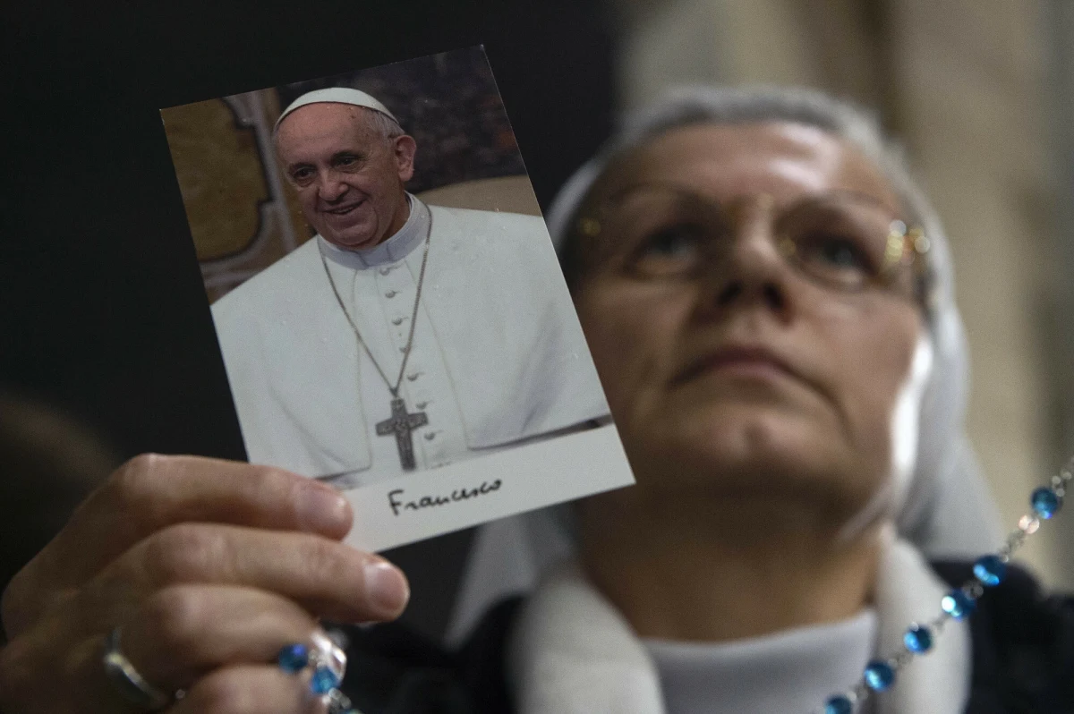 Stan zdrowia papieża Franciszka pozostaje poważny - przekazał w wieczornym komunikacie we wtorek Watykan. 88-letni Ojciec Święty od 14 lutego przebywa w Poliklinice Gemelli w Rzymie. Ma obustronne zapalenie płuc.