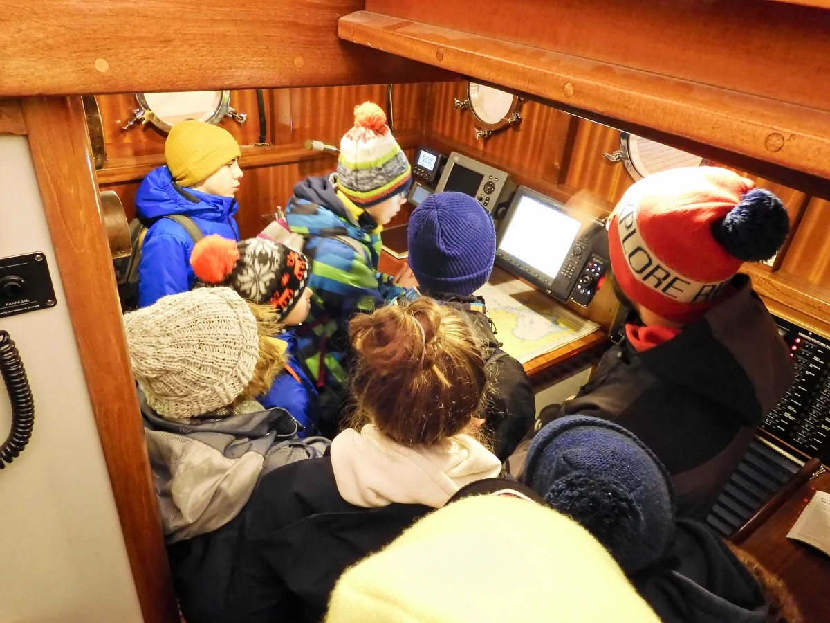 Na pokładzie „Generała Zaruskiego”, zacumowanego na Motławie w Gdańsku, młodzi ludzie mają szansę nie tylko nauczyć się podstaw żeglarstwa, ale również zanurzyć się w bogatej historii i tradycji żeglarskiej. Od kina pod żaglami, przez naukę pracy z mapą, po poznawanie historii żaglowca i jego patrona - program edukacyjny pokładowy jest szeroki i różnorodny. Młodzi marynarze, jak sami przyznają, wolą spędzać czas na pokładzie, ucząc się i doświadczając niż w domu przed komputerem.