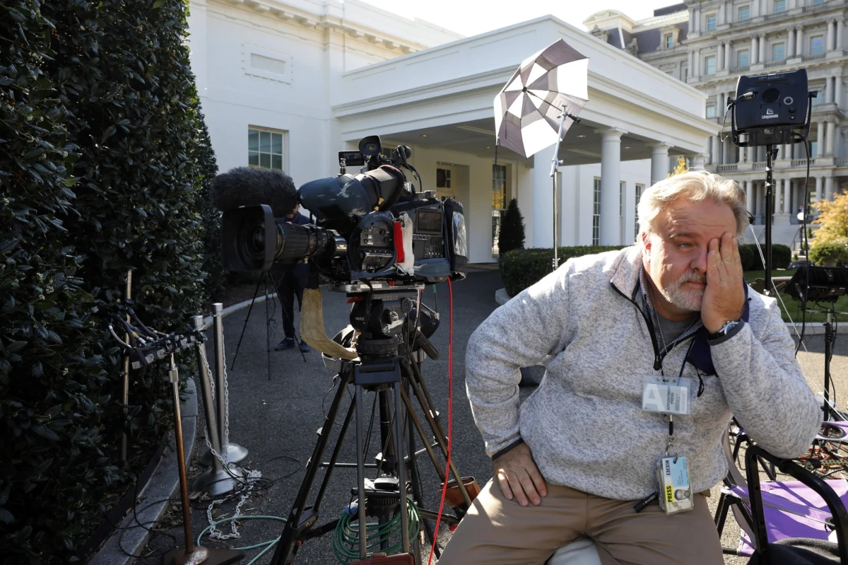 Biały Dom zamierza zmienić tradycję dotyczącą wyboru tzw. poolu, czyli grupy dziennikarzy obsługujących działania prezydenta. Karoline Leavitt – rzeczniczka Białego Domu, zapowiedziała we wtorek, że będzie sama wybierała skład tego gremium. Do tej pory zajmowało się tym stowarzyszenie korespondentów w Białym Domu WHCA. Podmiot oskarża administrację Trumpa o atak na niezależność prasy.