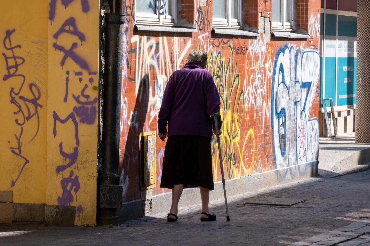 Nawet 300 tysięcy osób, które przeszły na wcześniejszą emeryturę, otrzymuje niższe świadczenie, niż planowało. Wciąż nie zmieniono przepisu, który zakłada zmniejszenie podstawy obliczenia emerytury o kwotę wcześniej pobranych świadczeń, choć zakwestionował go Trybunał Konstytucyjny. Wyrok jednak nie został opublikowany. Na lodzie zostali za to emeryci, którzy czekają na regulacje pozwalające na godne świadczenia. Jednak - jak ustalili dziennikarze RMF FM - w Ministerstwie Rodziny, Pracy i Polityki Społecznej jest już pomysł ratowania seniorów, którzy zostali ukarani za skorzystanie z wcześniejszych emerytur. W poniedziałek sprawą zajmie się zespół programowania prac rządu.