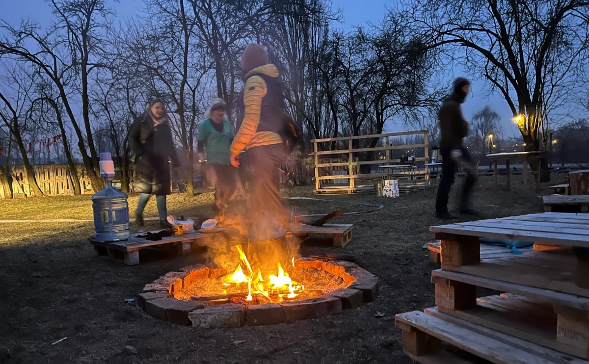 Dwie wanny z wodą podgrzewaną ogniskami, trzy z zimną wodą z dodatkiem lodu - tak wygląda instalacja zbudowana przez dzieci na terenie parku Rusałka w Lublinie, gdzie działa Rezerwat Dzikich Dzieci prowadzony przez miejskie Centrum Kultury. Nietypowe kąpielisko będzie działać do końca drugiego tygodnia ferii.