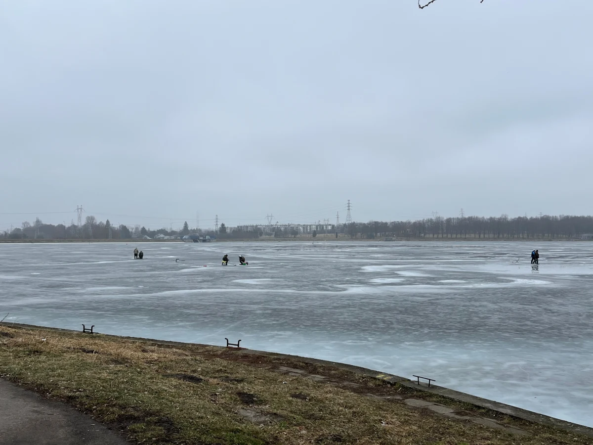 Mimo ryzyka i ostrzeżeń, wielu ludzi wchodzi na lodową taflę pokrywającą Zalew Zemborzycki (woj. lubelskie). Chociaż na lodzie widać pęknięcia, jeżdżą po nim motocyklami, wędkują, zdarzyło się nawet ognisko. Strażacy oceniają, że to igranie ze śmiercią.