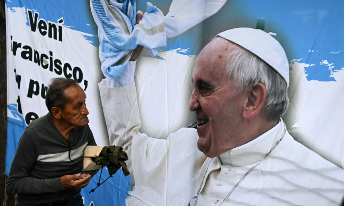 Papież miał spokojną noc i odpoczywa - poinformował dziś rano Watykan. Środa jest 13. dniem hospitalizacji Ojca Świętego w rzymskiej Poliklinice Gemelli, do której trafił 14 lutego z obustronnym zapaleniem płuc. To najdłuższy pobyt w lecznicy 88-letniego Argentyńczyka podczas jego 12-letniego pontyfikatu.