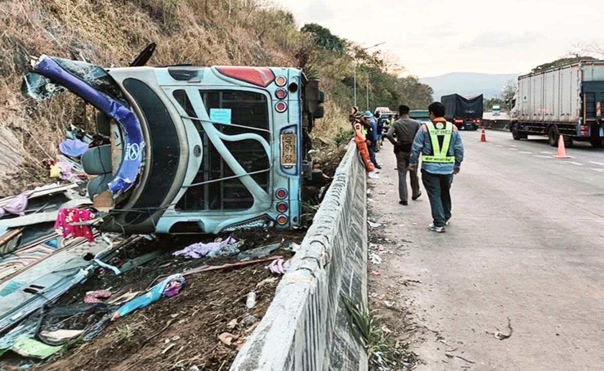 Co najmniej 18 osób zginęło w wypadku piętrowego autobusu, który zjeżdżając ze wzgórza, wypadł z drogi. Prawdopodobną przyczyną tragedii, do której doszło na wschodzie Tajlandii, była awaria hamulców.