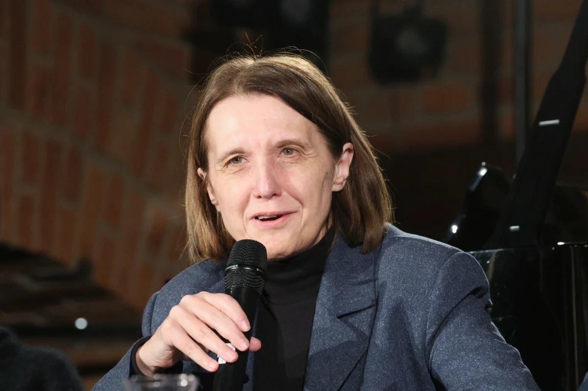 "Pojawiły się próby szantażowania członków komisji nagraniami prywatnych rozmów z podsłuchów. Nie ma naszej zgody na żadne próby szantażu, na żadne zakulisowe próby wpływania" - powiedziała podczas konferencji prasowej Hanna Wróblewska, szefowa Ministerstwa Kultury i Dziedzictwa Narodowego. Według niej do takiej sytuacji doszło podczas konkursu na dyrektora Muzeum Getta Warszawskiego. Sprawa została zgłoszona organom ścigania. MKiDN poinformowało też dzisiaj, że szefową tego muzeum zostanie Katarzyna Person-Wooddin.