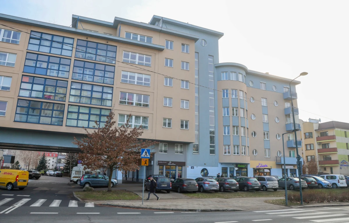 "Trwają intensywne czynności procesowe w związku z ujawnieniem wczoraj zwłok w bloku przy ul. Wąwozowej. Sprawa jest rozwojowa, poważna i dotyczy wielu czynów o charakterze zbrodniczym" - poinformowała Prokuratura Okręgowa w Warszawie. Chodzi o zabójstwo 73-letniej kobiety na Ursynowie. To już - jak zaznaczają media - trzecia podobna sprawa w Warszawie w ostatnim czasie.