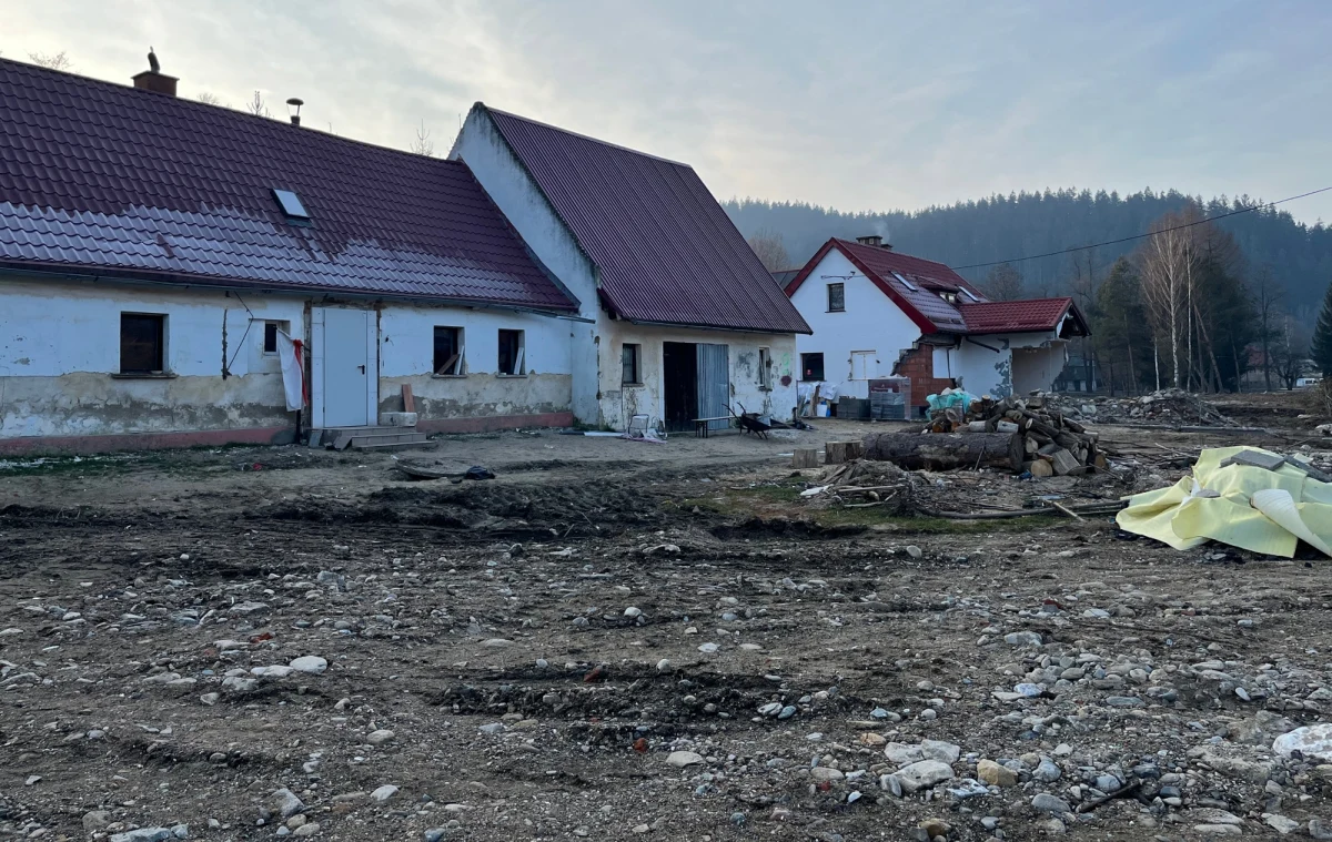 ​Znamy plan zabezpieczeń przed kolejną powodzią, na który bardzo czekają poszkodowani. Specjalnie powołany zespół ekspertów pracował nad dokumentem od trzech miesięcy. Szczegóły poznali dziś samorządowcy z poszkodowanych gmin, a później ruszą konsultacje społeczne.