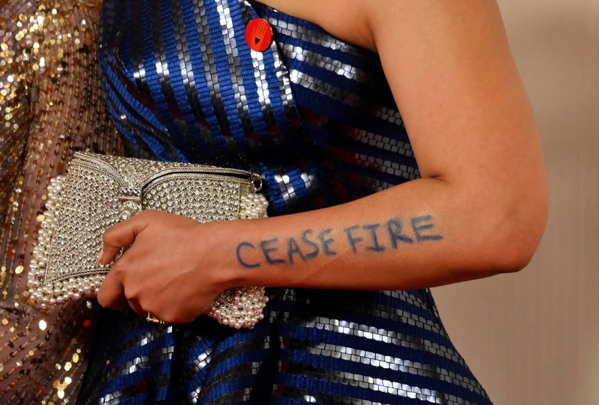 Organizacja żydowskich filmowców potępiła list organizacji, która zaapelowała niedawno do celebrytów, by pojawili się na gali oscarowej z przypinkami stanowiącymi wyraz poparcia dla kampanii Artists4Ceasefire. Wzywa ona do natychmiastowego zawieszenia broni w Strefie Gazy. "Ta przypinka nie jest symbolem pokoju, lecz rozlewu żydowskiej krwi" – przekonują członkowie The Brigade.