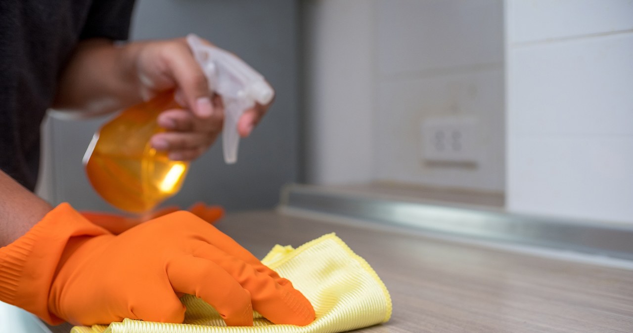 Działa na kurz lepiej niż Pronto. Zamiast wydawać pieniądze, otwórz kuchenną szafkę